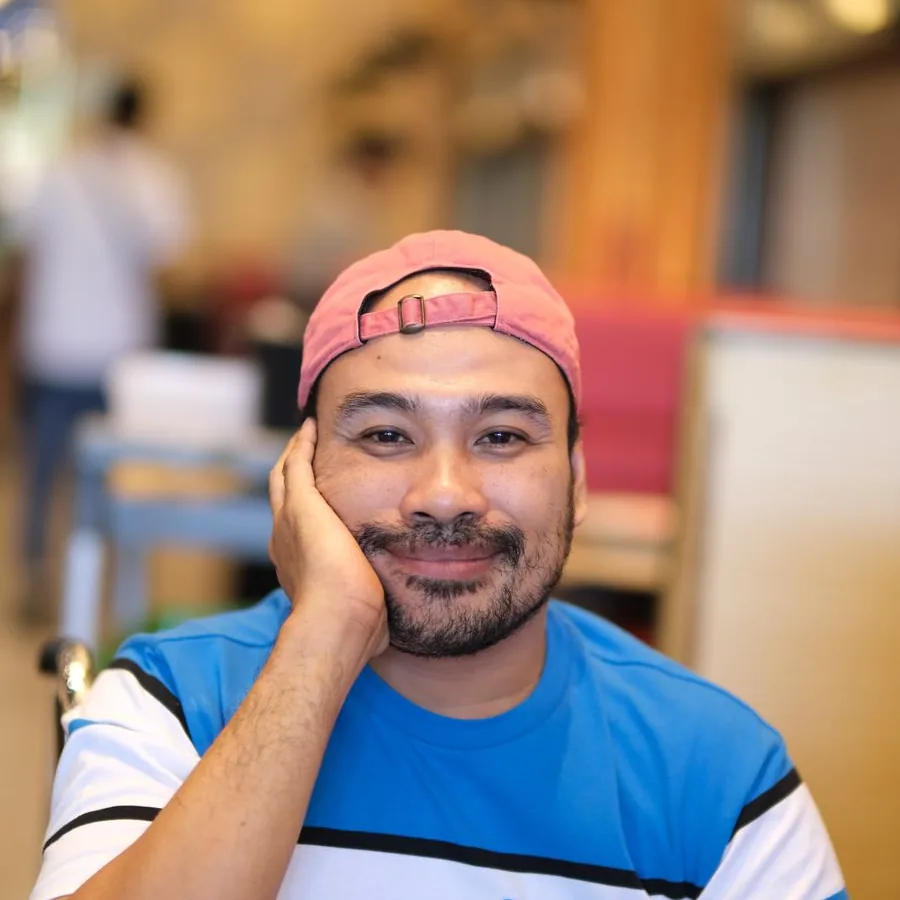 Homem em cadeira de rodas sorrindo